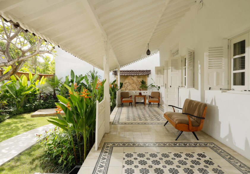 (816) BUNGALOW - 3 BEDROOM GARDEN - LOUNGE & GARDEN AREA